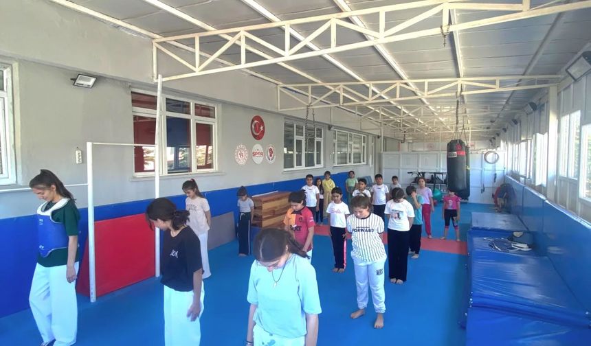Mucur Spor Salonu’nda GSB Spor Okulları Taekwondo Kursları Devam Ediyor