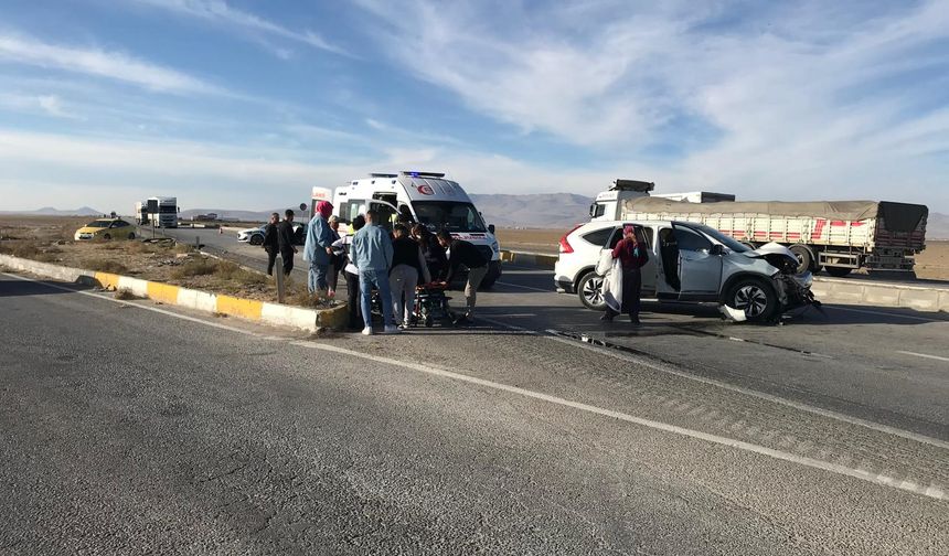 Aksaray'da otomobiller kafa kafaya çarpıştı: 2 ağır yaralı
