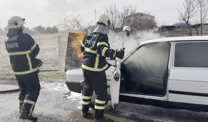 Seyir halindeki otomobilin motor kısmından alevler yükseldi