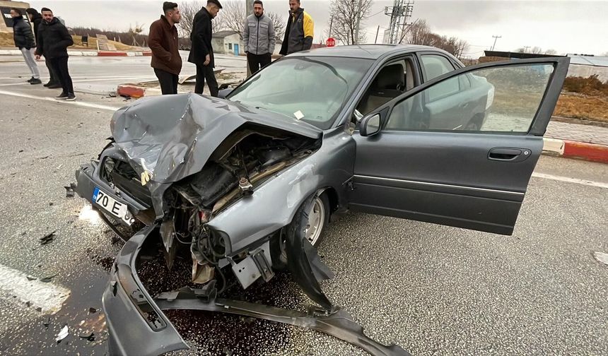 Otomobiller çarpıştı: 2 yaralı