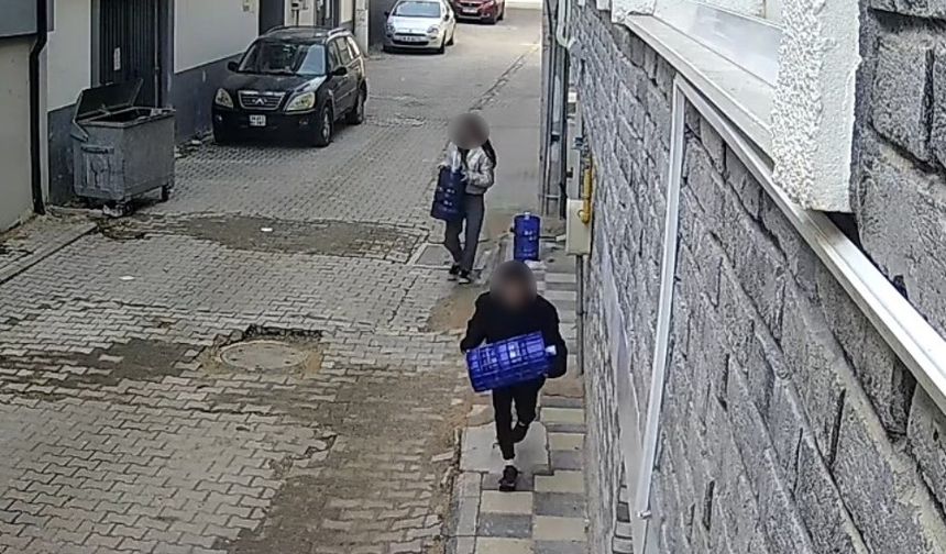 2 Çocuk apartman önündeki damacanaları çaldı