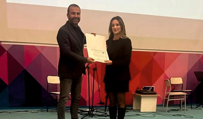 Battal Çelik, KAEÜ’de öğrencilere plaket verdi