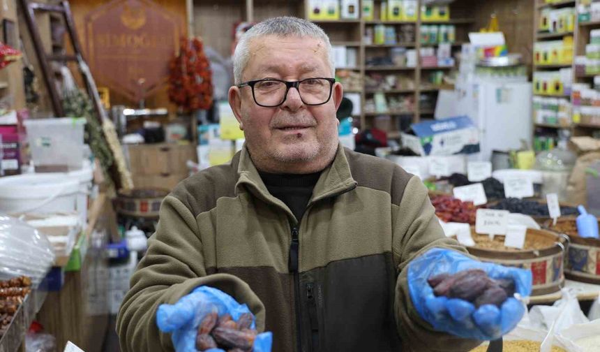 Kırşehir'de Ramazan hareketliliği: Hurma tezgahlardaki yerini aldı