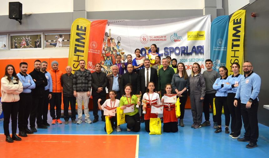 Yıldız Kızlar Masa Tenisinde Kupalar Verildi