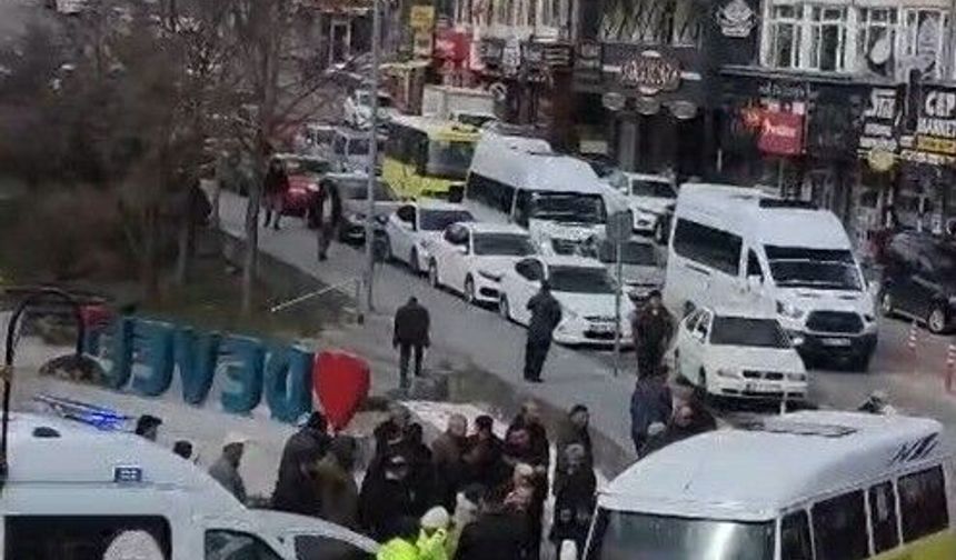 Minibüsten düşen yaşlı adam hayatını kaybetti