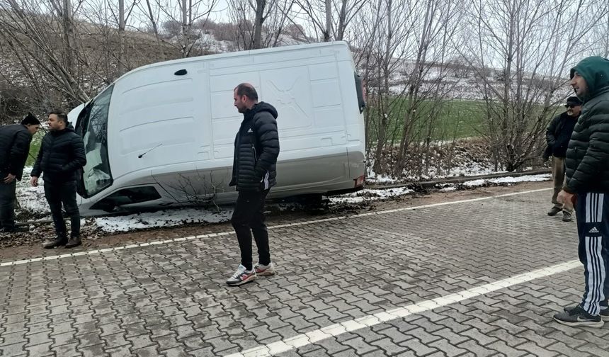 Panelvan araç yan yattı: 1 yaralı