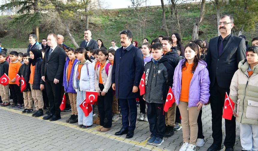 Vali Demiryürek Yüceer İlkokulu’nda Bayrak Törenine Katıldı