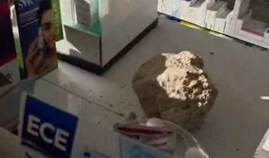 Fark ücreti vermek istemeyen kadın eczaneye taşla saldırdı, kapıları tekmeledi