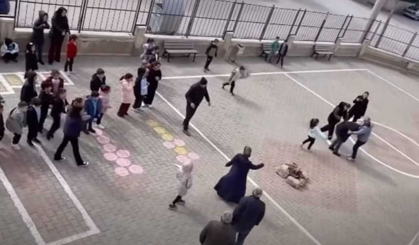 Öğretmen Düştü, Öğrenciler Koşarak Sarıldı