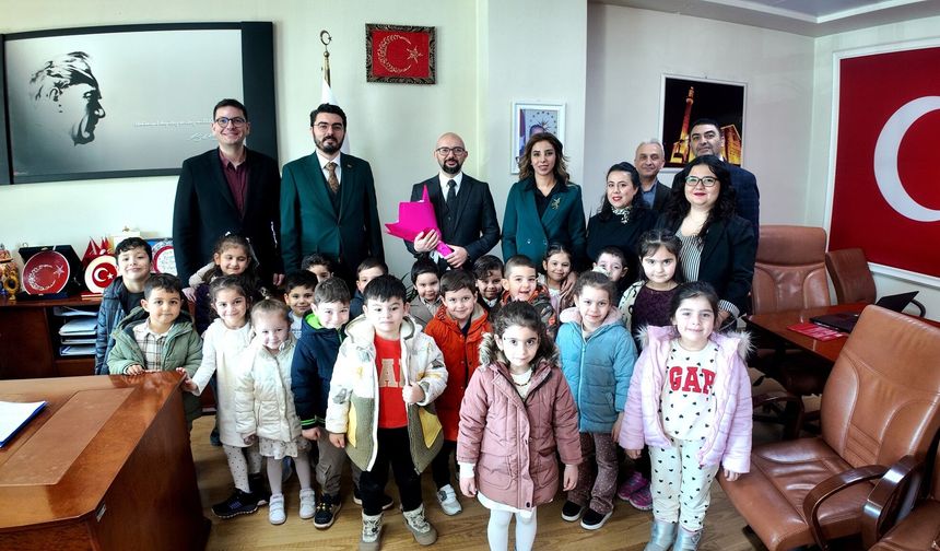 Miniklerden Hastanede 14 Mart Tıp Bayramı Ziyareti