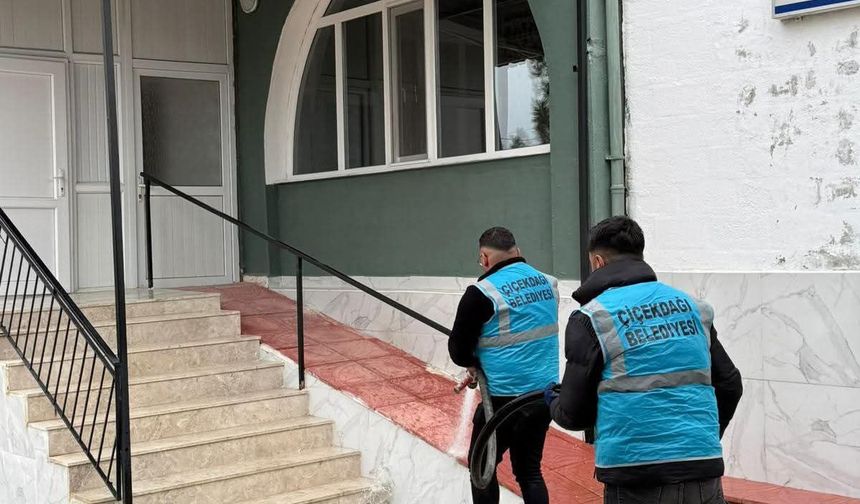 Çiçekdağı’nda Camiler ve Kabristanlıklar Titizlikle Temizlendi