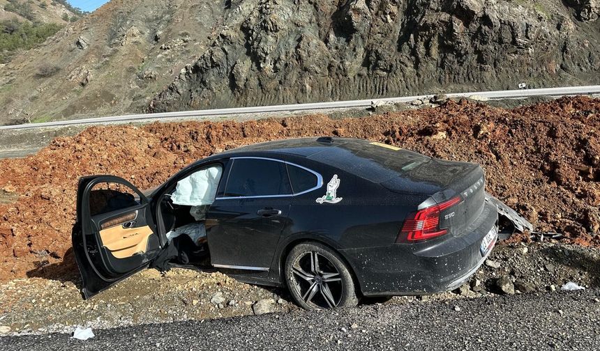 Kontrolden çıkan lüks otomobil yol kenarına savruldu: 1 yaralı