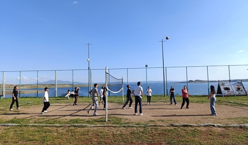 Ekranlar Kapandı, Kamp Başladı