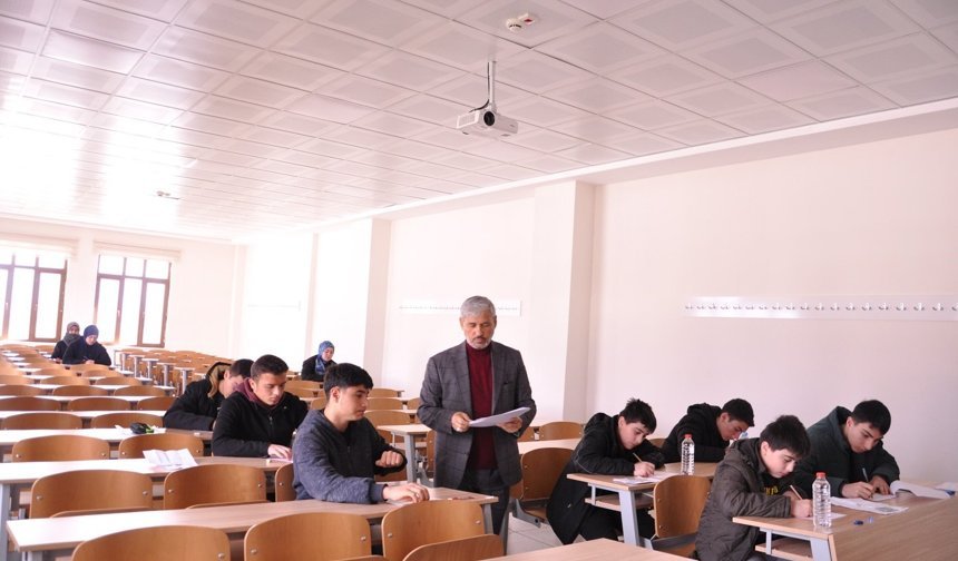 Gençler Umre İçin Bilgi Yarışmasında Ter Döktü