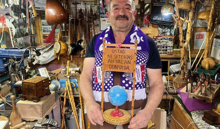 El emeği ahşap eserlerle evini sanat galerisine çevirdi