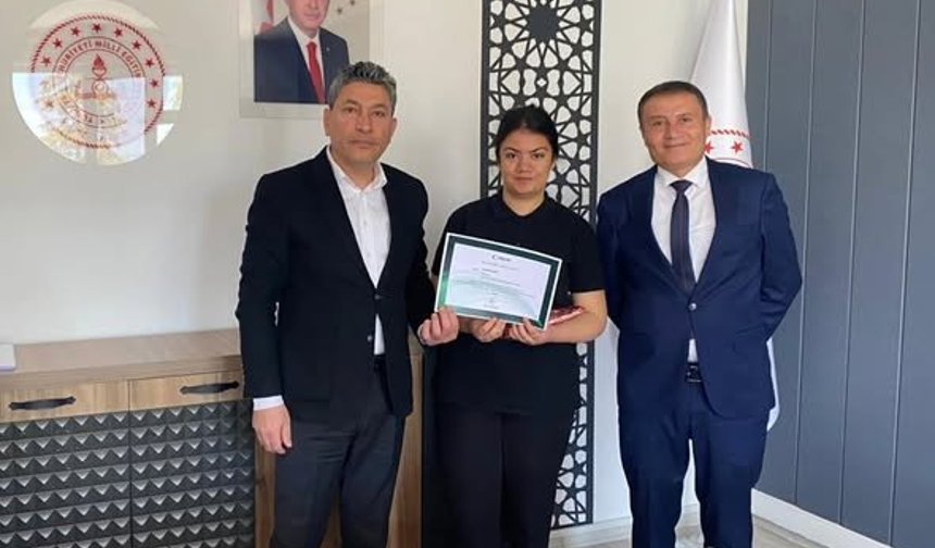 Yaren Kurt’tan Şiir Dalında Kırşehir Birinciliği
