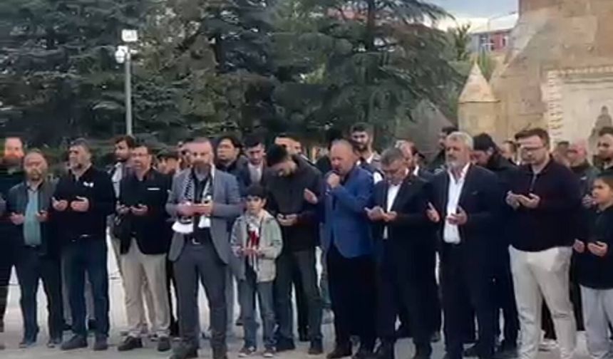 İdris Durmuş: “İsrail’i ve Siyonistleri Telin Ettik”