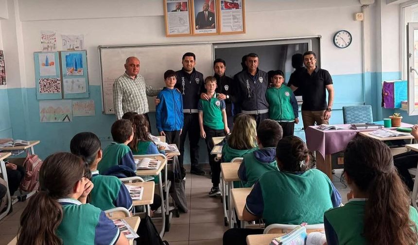 Mucur’da Öğrencilerden Örnek Davranış: Buldukları Parayı Zabıtaya Teslim Ettiler
