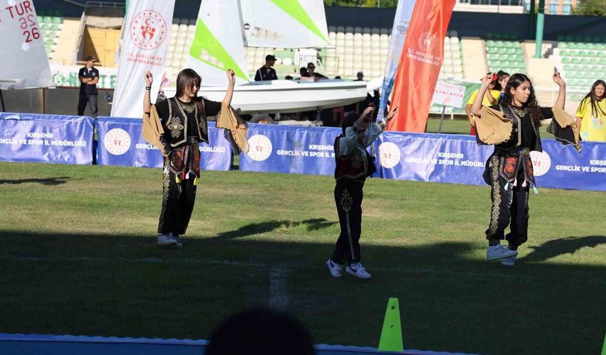 Kırşehir'de Yaz Spor Okulları 32 branşta coşkulu törenle açıldı