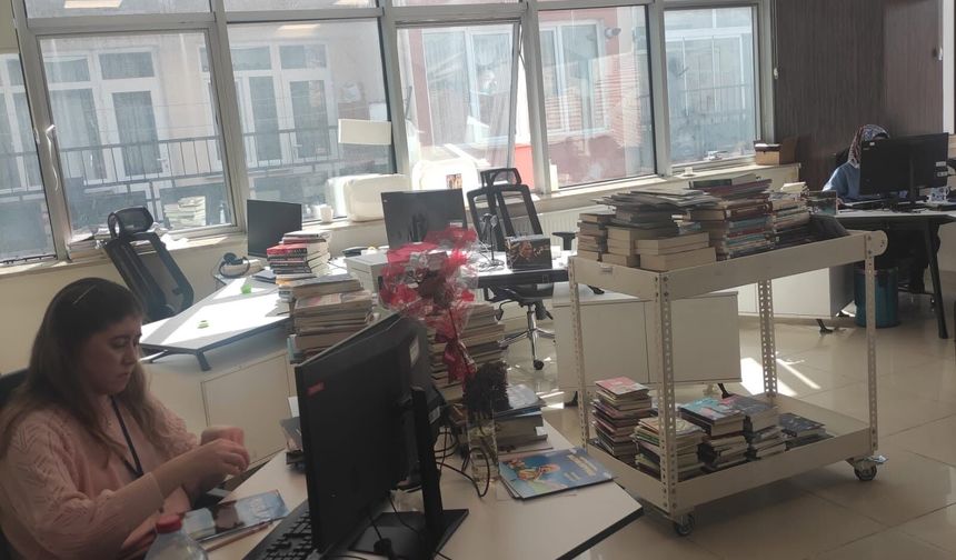 O Kütüphaneye Yüzlerce Yeni Kitap Geldi