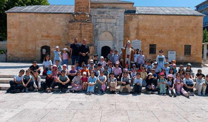 70 Öğrenci Ahi Baba'nın Karşısına Geçti