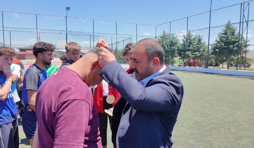 Futbol ve Voleybolda Şampiyonlar Ödüllerine Kavuştu