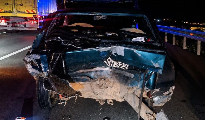 Bankette duran otomobile çarpan araç hurdaya döndü: 6 yaralı