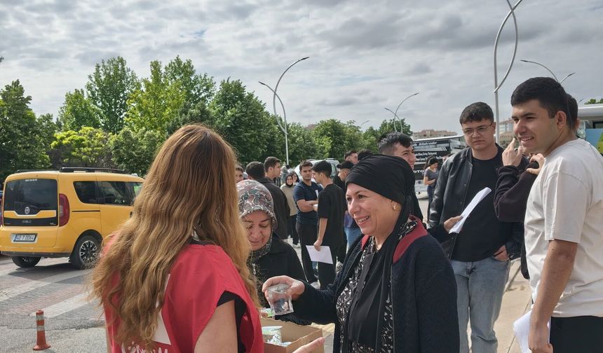 KIZILAY’DAN SINAVA GİRECEK ÖĞRENCİLERE DESTEK