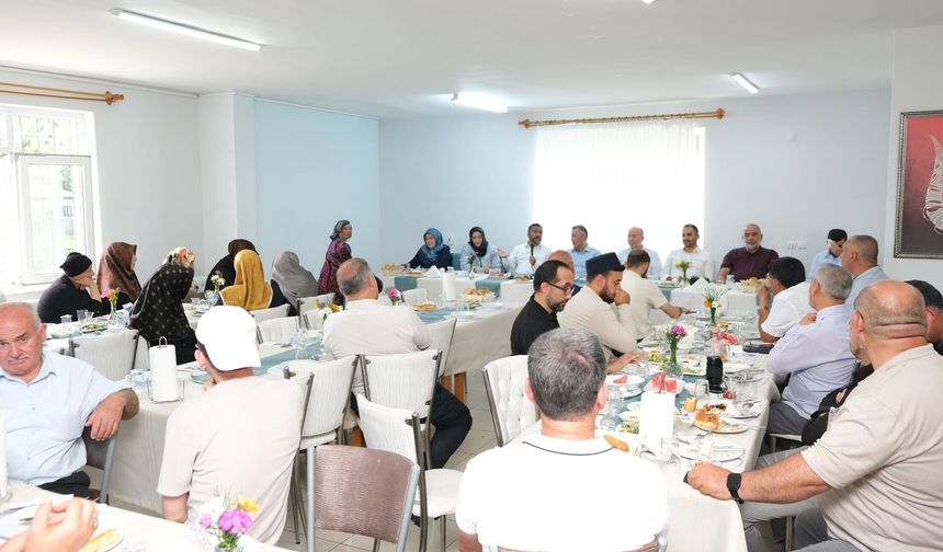 İl Müftü Yardımcıları Önen Çiftine Plaket Verildi