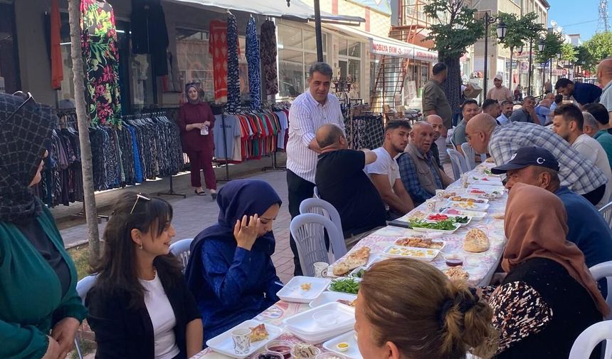 Kaya, Uzun Çarşı Esnafıyla Kahvaltıda Buluştu