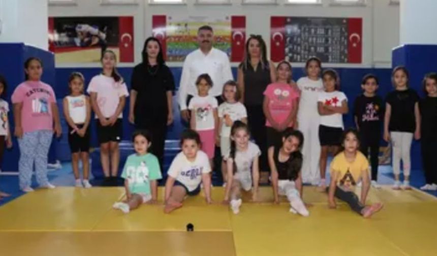 MİNİK CİMNASTİKÇİLERE ANTRENMANDA DONDURMA SÜRPRİZİ
