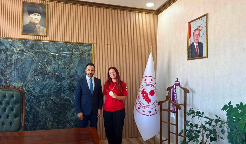 Çiçekdağı’nın Gururu Yoncagül Yılmaz’a Kaymakam Öğüt’ten Tebrik!