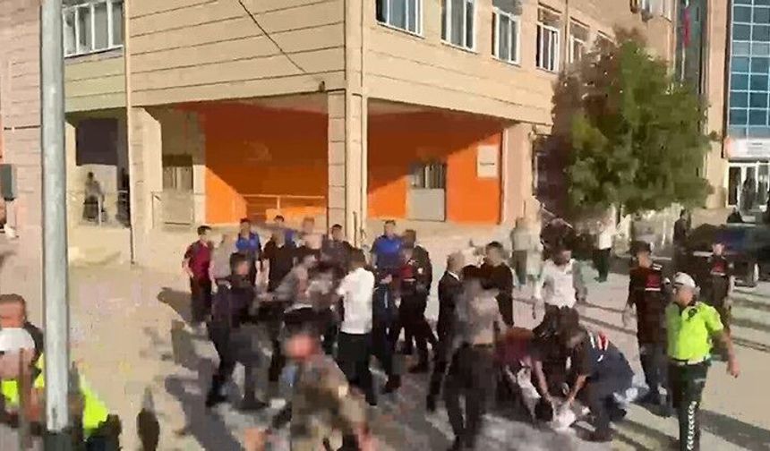 Lise Önünde Açılan Ateş Sonucu 10 Öğrenci Yaralandı