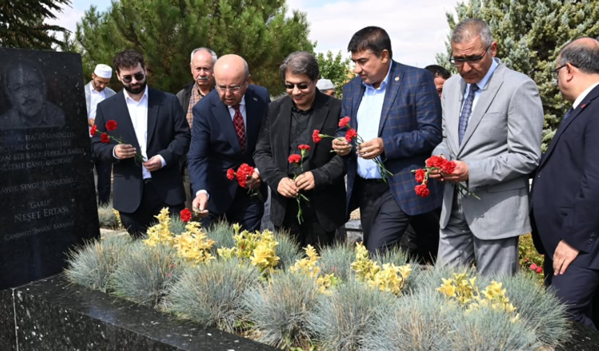 Kırşehir’de Neşet Ertaş Kabri Başında Anıldı