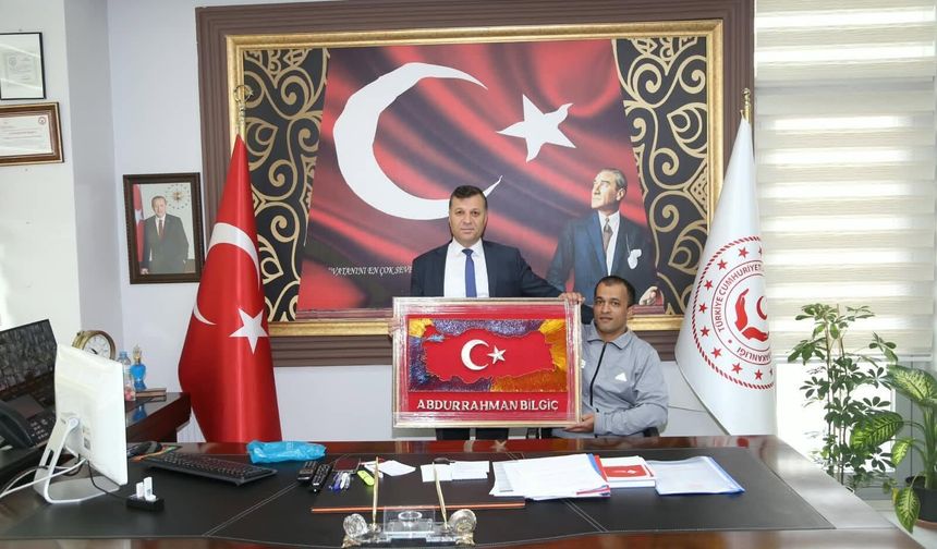 Azim’in El Emeği Türk Bayrağı Bilgiç’e Hediye Edildi
