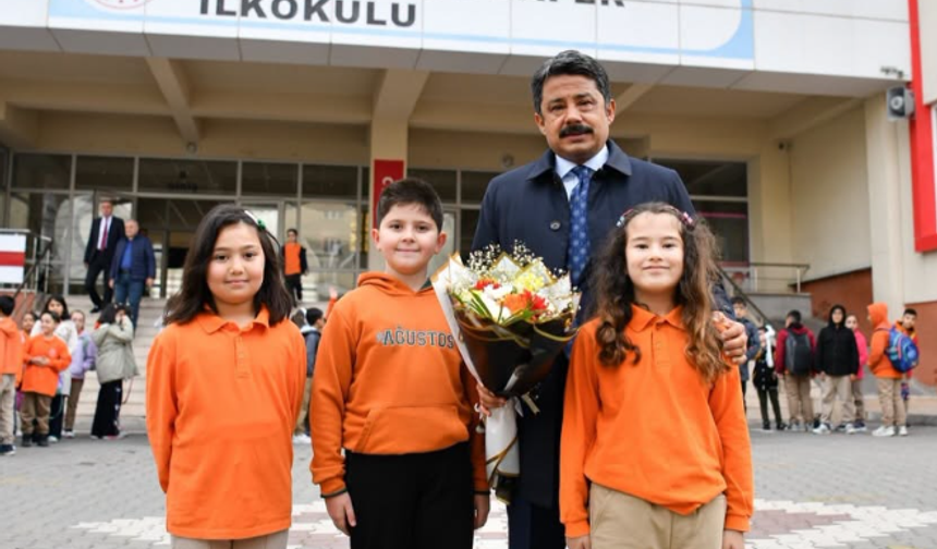 Vali Demiryürek’ten 30 Ağustos Zafer İlkokuluna Ziyaret
