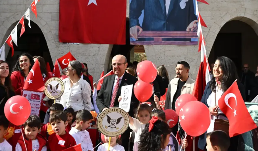 Kırşehir’de Cumhuriyet Fotoğrafları Sergisi Ziyarete Açıldı