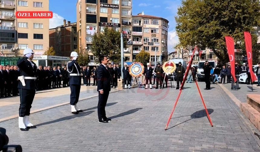Kırşehir’de 29 Ekim Kutlamaları Çelenk Sunumuyla Başladı