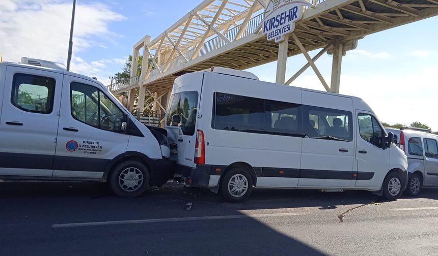 Kırşehir’de Sanayi Sitesi Girişinde Zincirleme Kaza