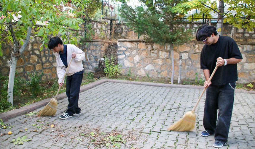 Kırşehir’de Gençlerden Camiye Anlamlı Dokunuş
