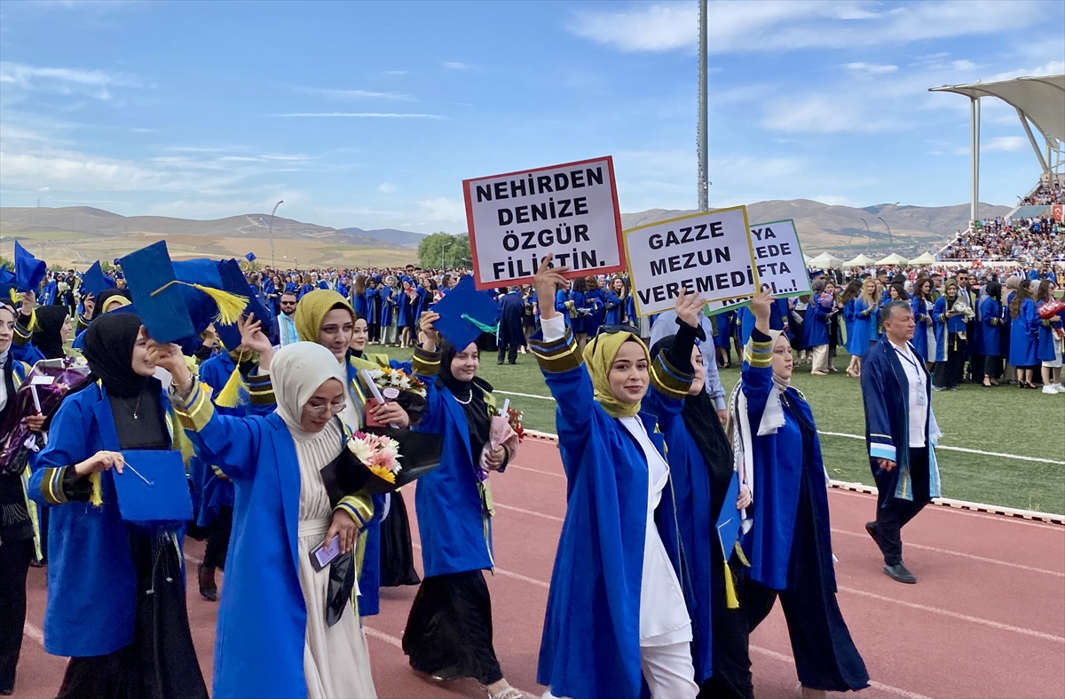 Kirsehirde Universiteliler Mezuniyet Toreninde Filistini Destekleyen Pankartlar Tasidi D152845