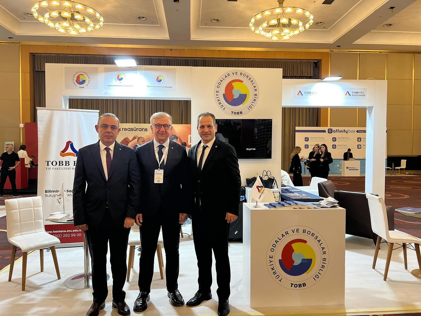 558939200 18055577447552556 4988560779220780361 N