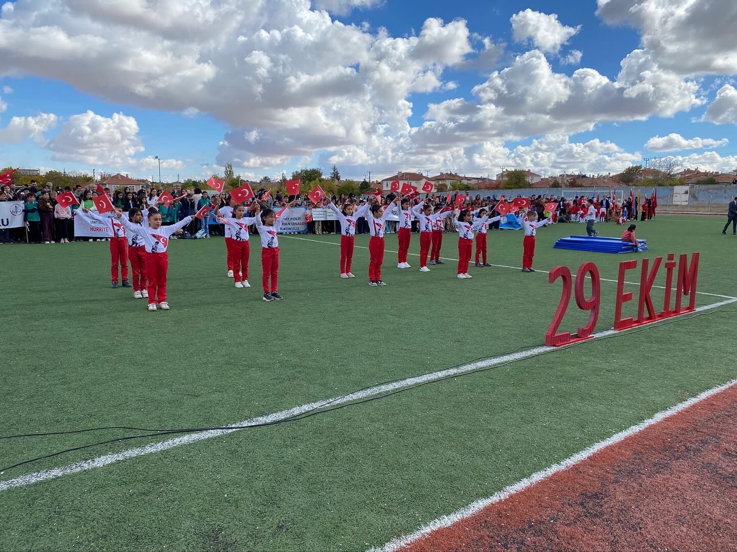 573201666 17883867876392914 2578751180035946296 N