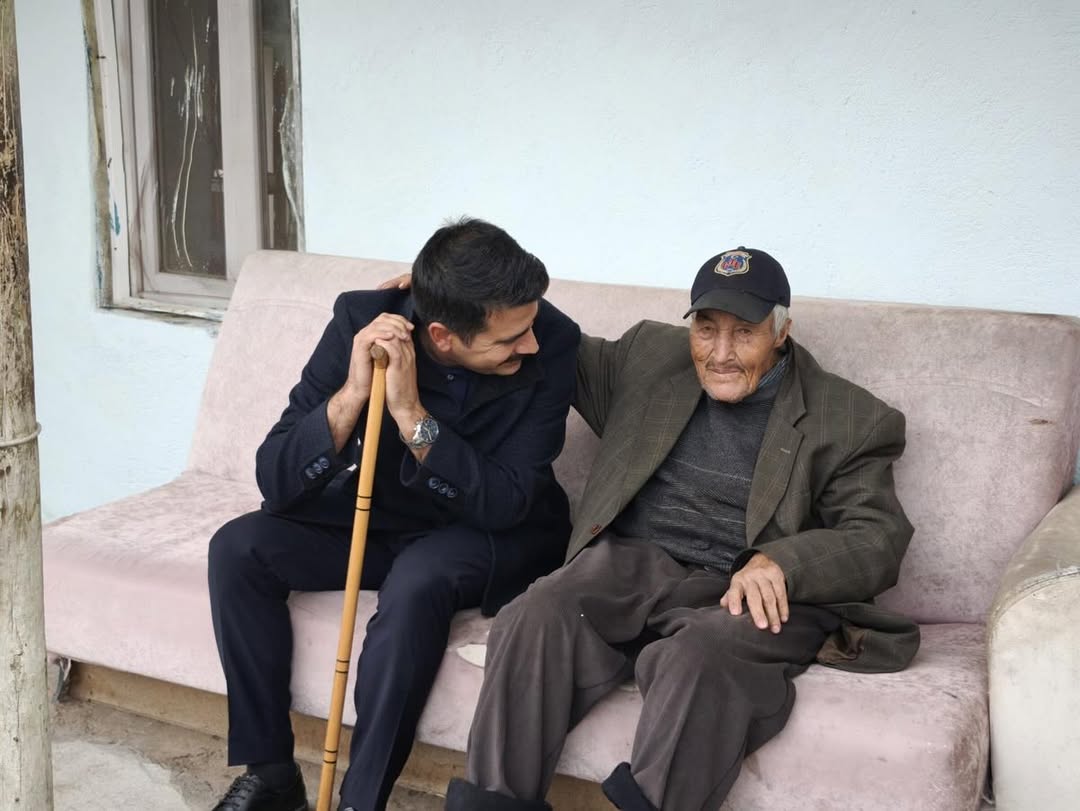 Kaymakamımız Sayın Yasin Erman Taşoluk Köyü’nde Ikamet Eden Naci Kaya Amcamızı Ziyaret Ederek Ke (1)