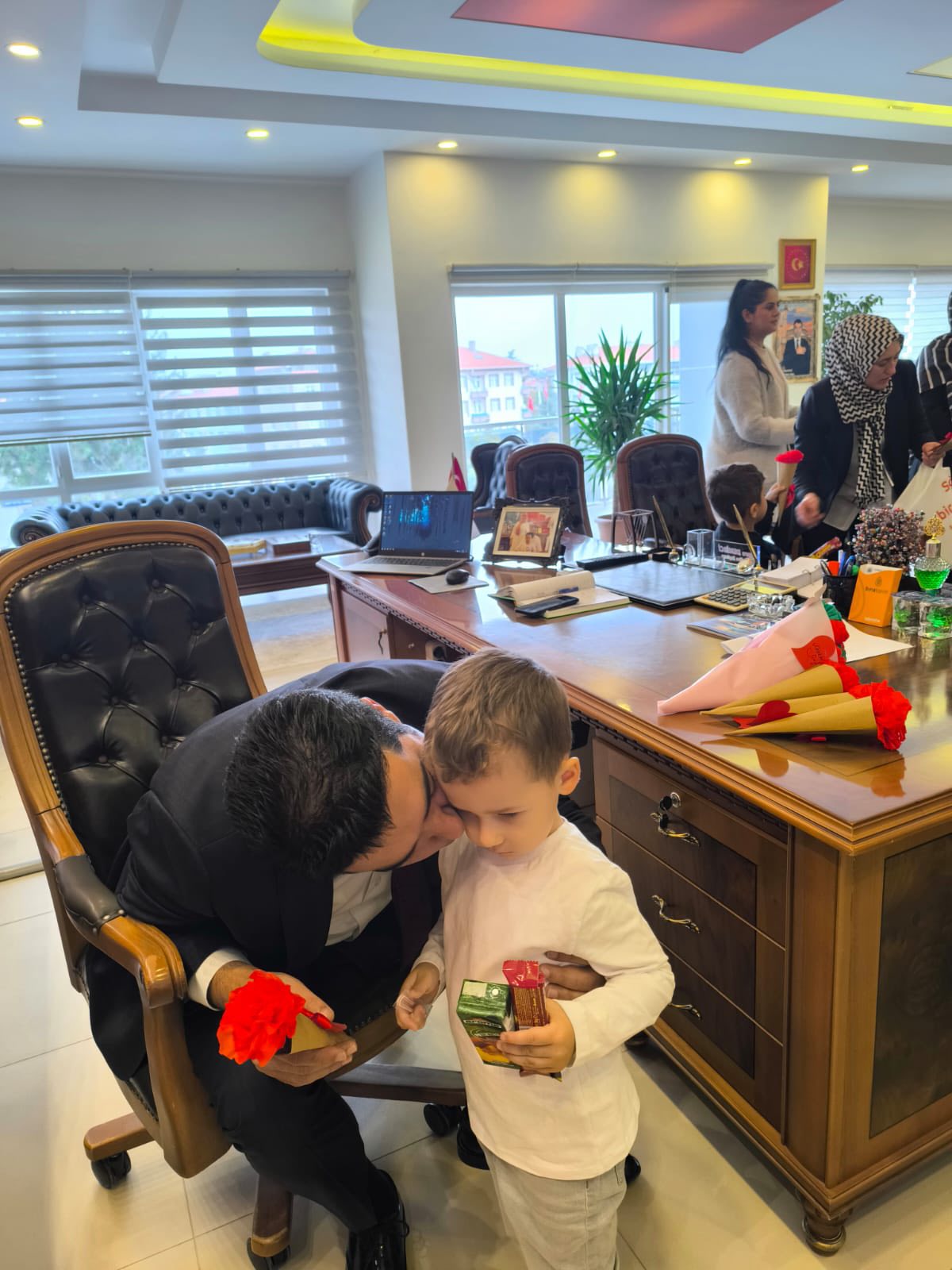 579001183 1300282002140608 2475993588846470658 N