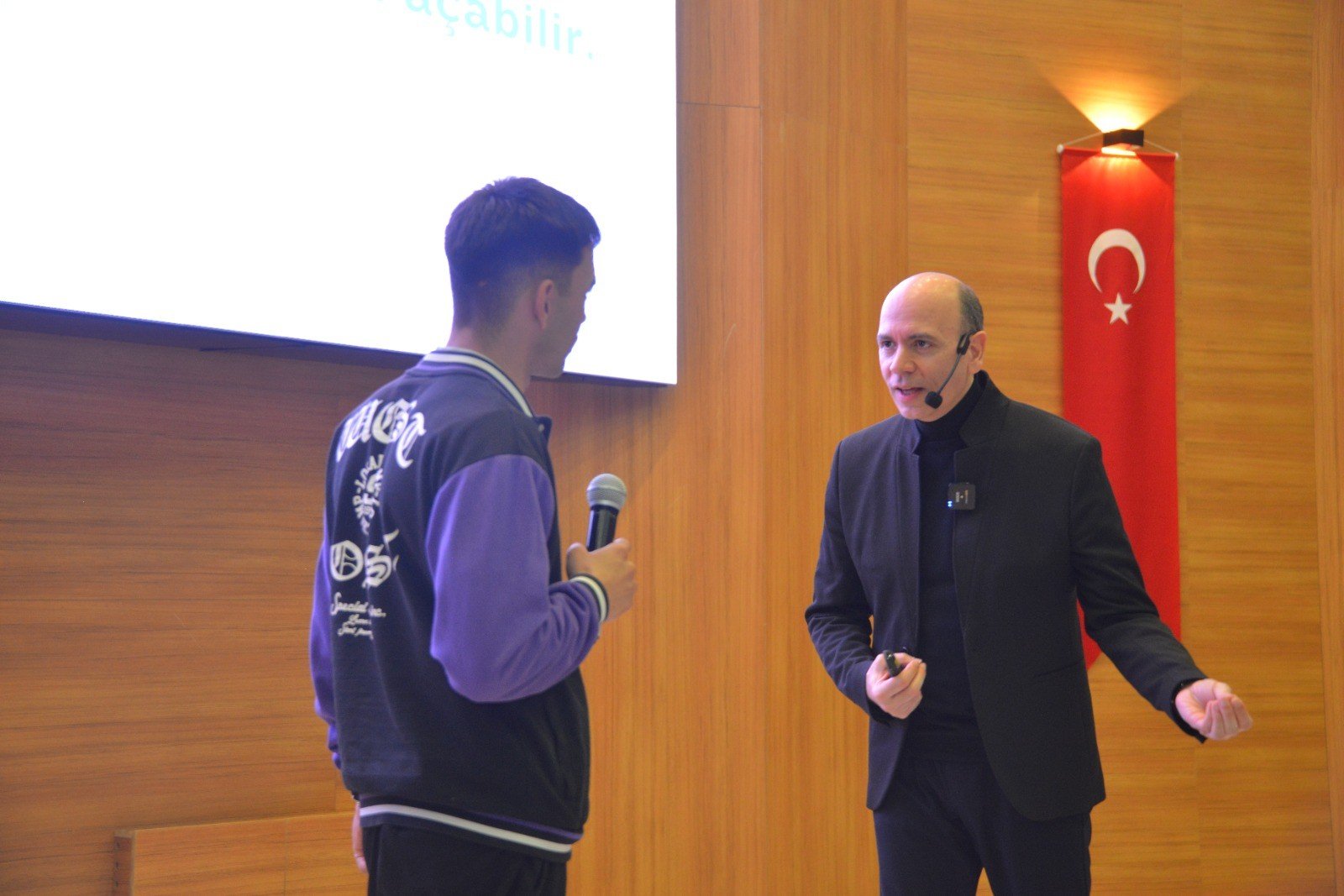 059Feb58 F26E 4122 A80B 142D00C40C06