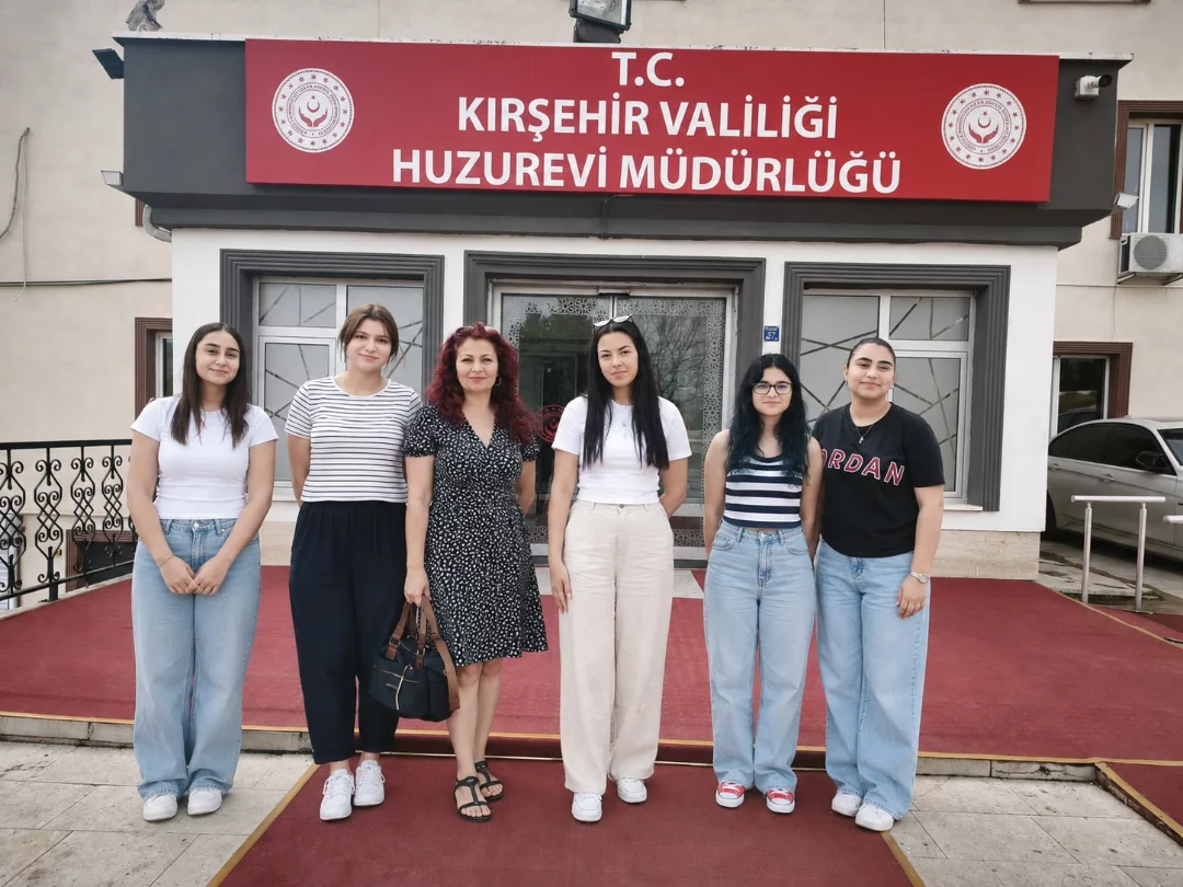 Öğrencilerimizle Birlikte Huzurevi Ziyareti Yaparak Büyüklerimizle Sohbet Edip Anılarını Dinled