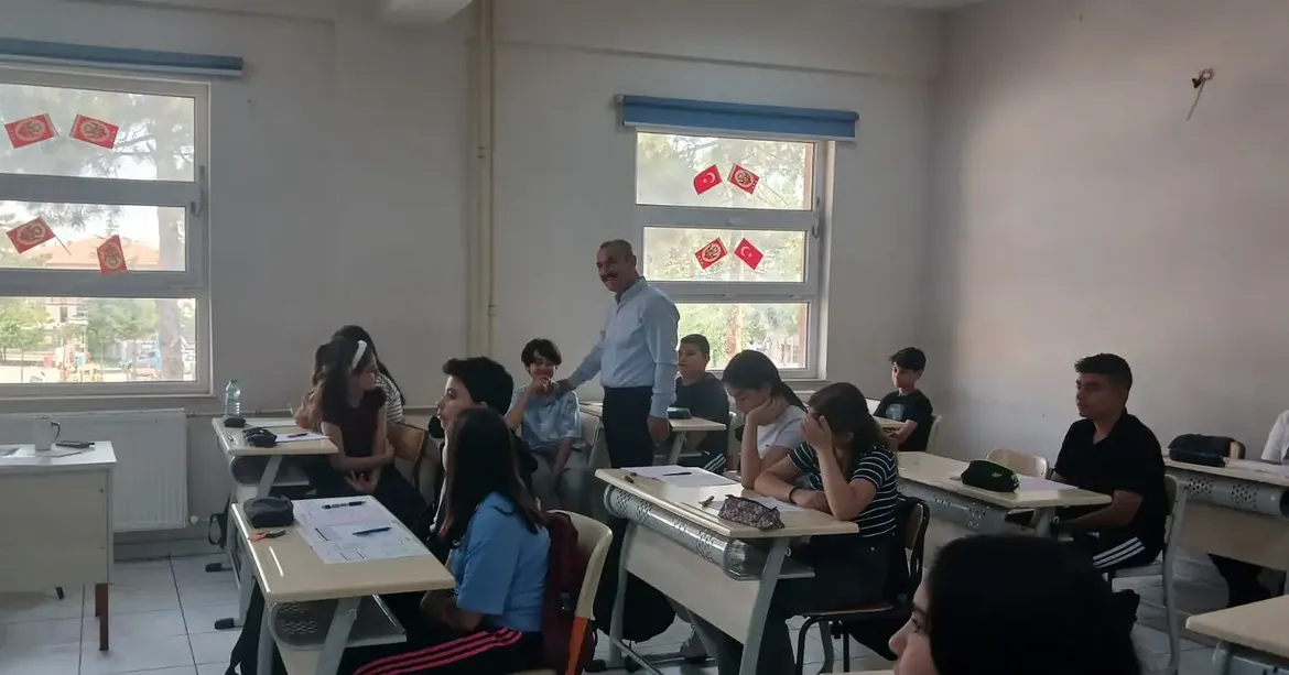 Şehit Yusuf Erdoğdu Ortaokulunda Dyk Ziyaretii̇lçe Milli Eğitim Müdürümüz Halil İman, Şube Müdür (1)