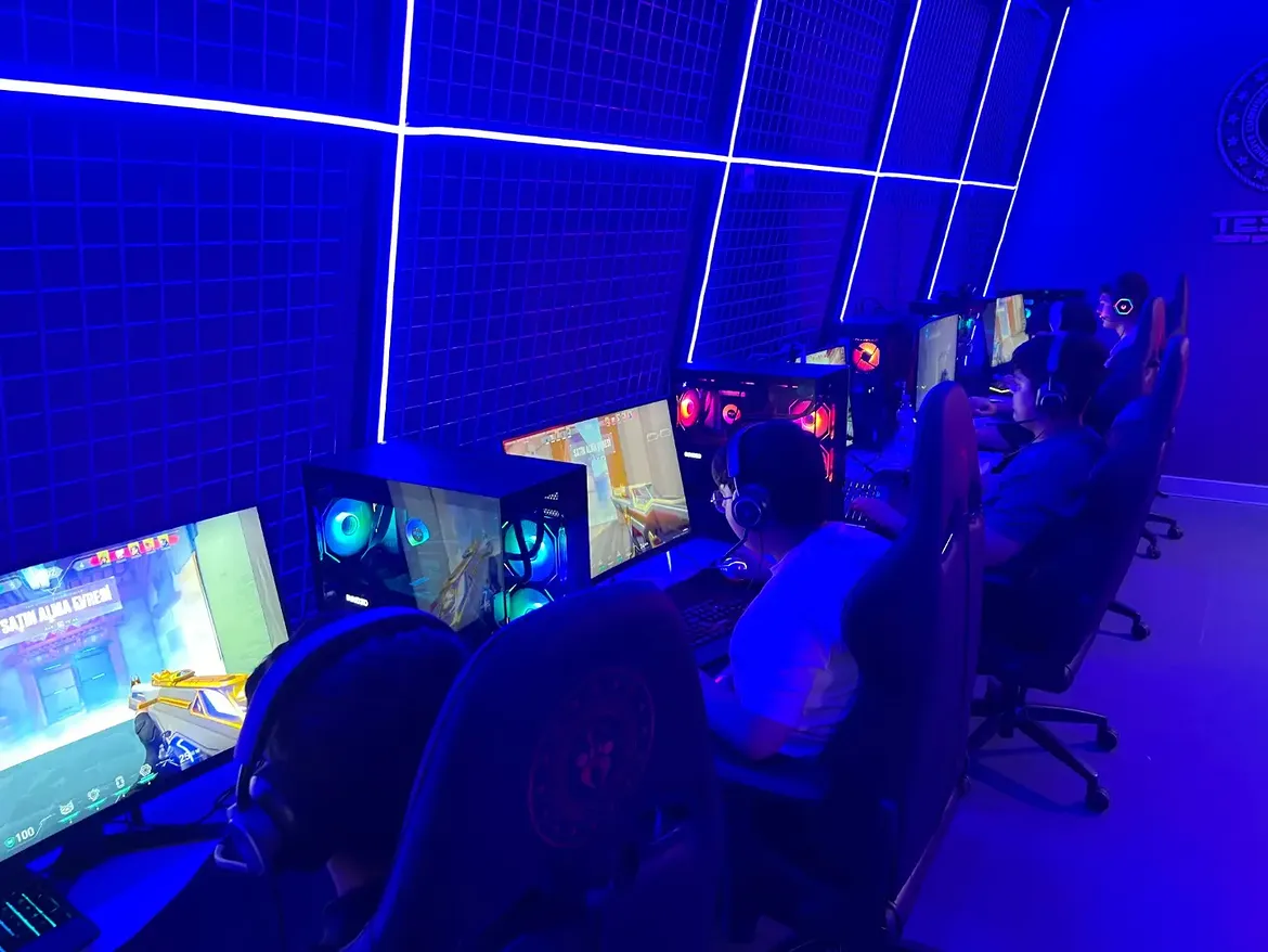 ⏩ Arenada Devlerin Savaşı Başladı! 🎮🔥Valorant E Spor Turnuvasında Temposu Bir An Bile Düşmeye (1)