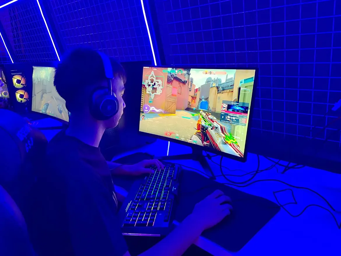 ⏩ Arenada Devlerin Savaşı Başladı! 🎮🔥Valorant E Spor Turnuvasında Temposu Bir An Bile Düşmeye (2)